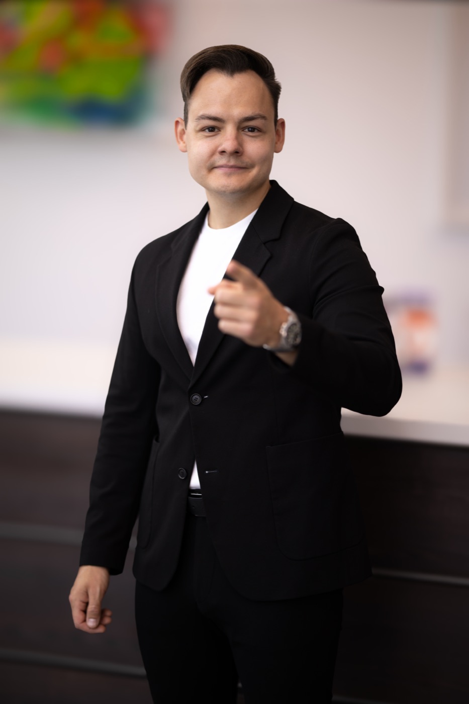 Julian Otto zeigt auf dich: dein Host im SALES WAKE UP CALL